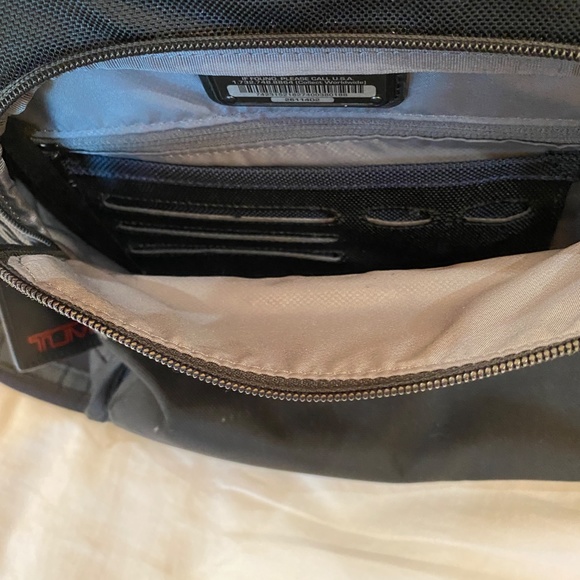 TUMI - Alpha 2 Compact Large Screen Laptop Brief Briefcase - 17 Inch Computer Ba - Picture 2 of 5